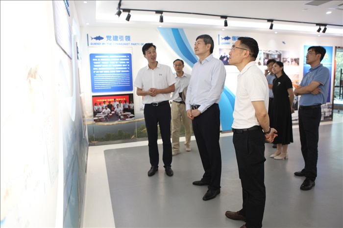 参观展厅.JPG 