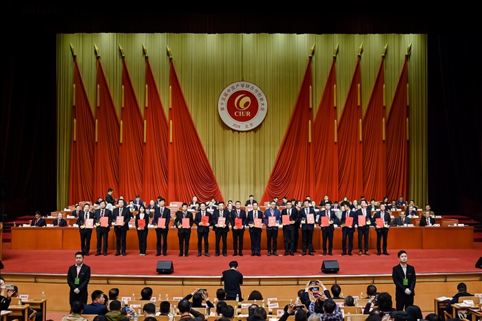 张海琪 中国产学研合作创新奖 领奖照片JPG.JPG 